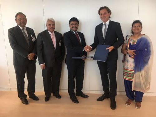 德國復興信貸銀行KfW上星期與印度國有鄉村電氣化公司簽署了一項2億歐元的借款協議，以支撐印度各地鄉村地區可再生動力的開展。  總部坐落法蘭克福的KfW上星期宣告已與鄉村電氣化公司（REC）簽署借款協議，該公司將以低息借款的方式將資金搬運給出資者，用于開發印度鄉村的風能和太陽能等可再生動力發電。借款有必要附有來自借款人的高達30％的供款以及其他銀行在辛迪加融資方案下的供款。 KfW期望其出資將有助于開發價值約200兆瓦（MW）的清潔動力，每年可節約高達285,000噸二氧化碳。 “印度在二氧化碳排放量最高的國家中名列第三，”KfW集團執行委員會成員Joachim Nagel教授解釋道，“鑒于經濟和人口的繼續增長，對電力的需求也將繼續添加。KfW為促進可再生動力運用的添加供給的資金將為減緩溫室氣體排放的添加和削減電力供應的缺乏做出重要奉獻。” 據德國復興信貸銀行講話人稱，協作40多年來，德國現已參加了與印度動力部分的多個項目協作，“總體目標是促進包容性，技能和經濟效益，社會和生態可繼續的動力供應和運用。” 依據德國復興信貸銀行講話人的說法，該銀即將繼續出資約24億歐元，其間10億歐元“致力于印度綠色動力走廊方案，支撐可再生動力和輸電基礎設施的開展。” 印度各地正在進行嚴重的可再生動力開發，這部分歸功于政府打算到2022年將可再生動力發電能力提高到175千兆瓦（GW），占該國動力發電容量的近一半。估計太陽能發電將占有未來可再生動力組合的100吉瓦，而風電估計將奉獻約60吉瓦，生物質和小型水電將別離添加10吉瓦和5吉瓦。